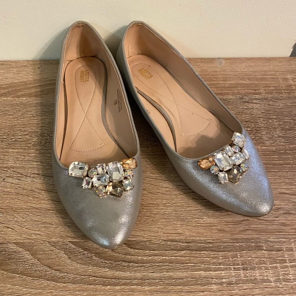 LEFT & RIGHT flats, size 7B - Picture 2 of 4